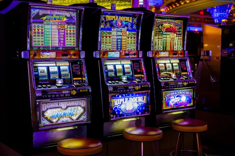 Explorez les variantes de machines à sous populaires dans les casinos en ligne